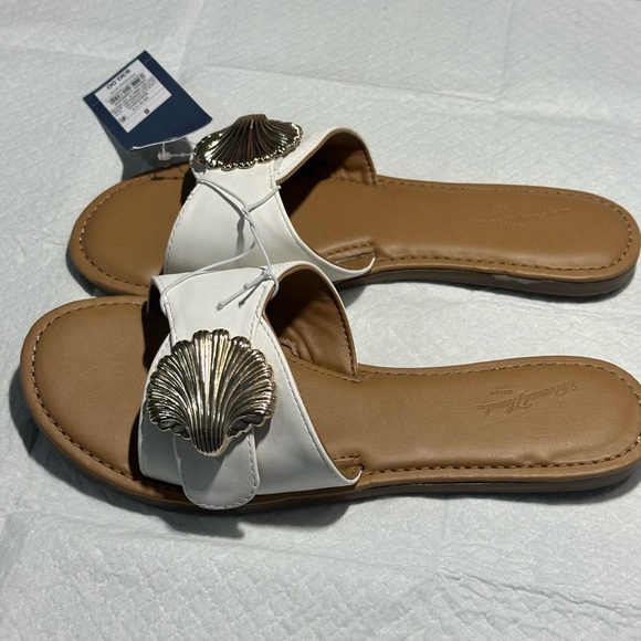 Universal Thread White Sandals with Gold Shell Detail - Picture 2 of 5